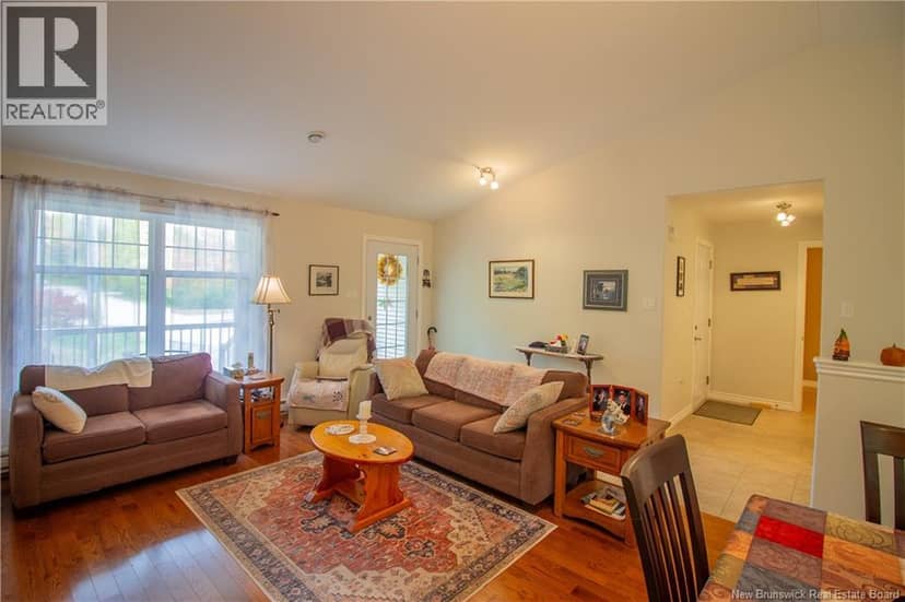 60 Walker Crescent — photo 9 of 40