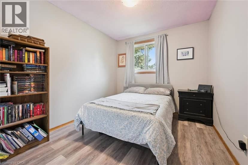 121 NATHANIEL Crescent — photo 15 of 21