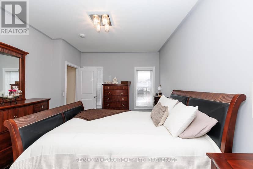 4049 Village Creek Drive — photo 18 of 40