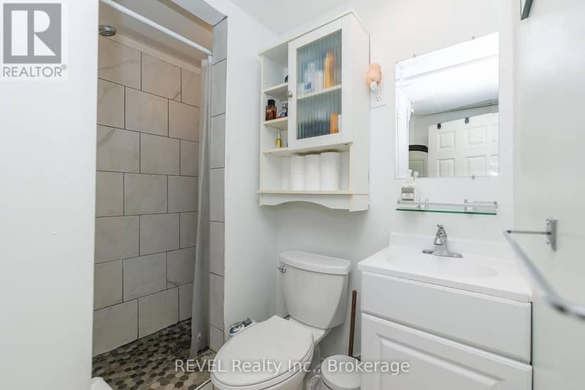 5608 Glamis Crescent — photo 32 of 40