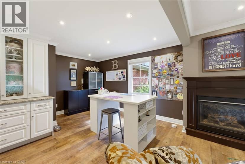 33 JACKSON Crescent — photo 19 of 40
