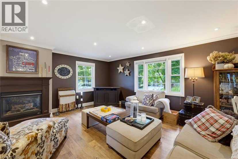 33 JACKSON Crescent — photo 15 of 40