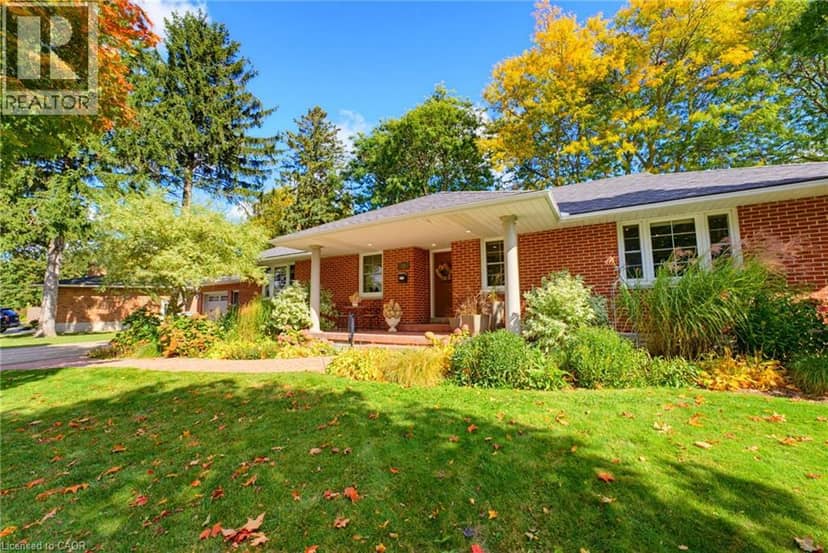 33 JACKSON Crescent — photo 8 of 40