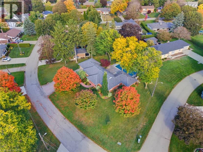 33 JACKSON Crescent — photo 3 of 40