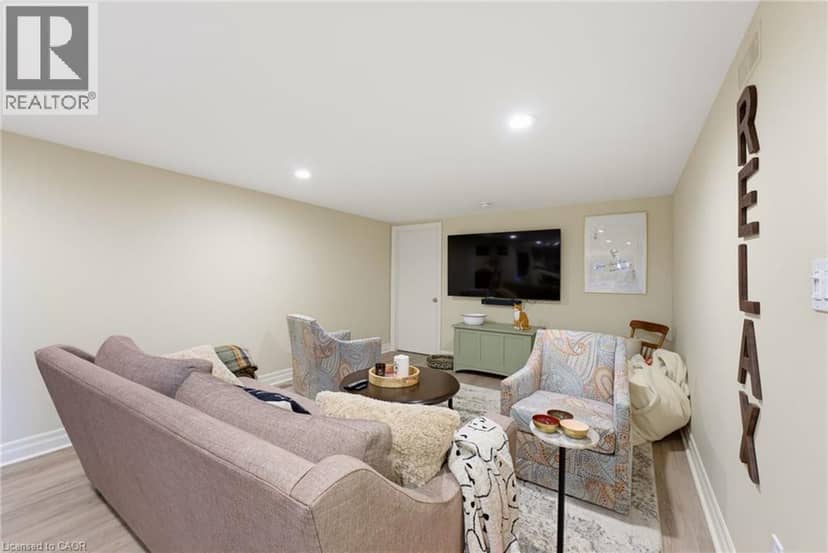 33 JACKSON Crescent — photo 34 of 40