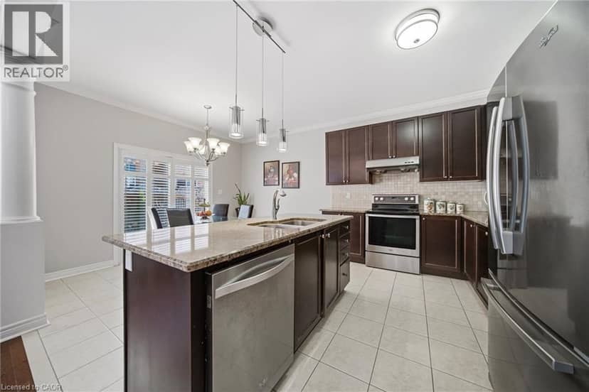 884 STOUTT Crescent — photo 13 of 40