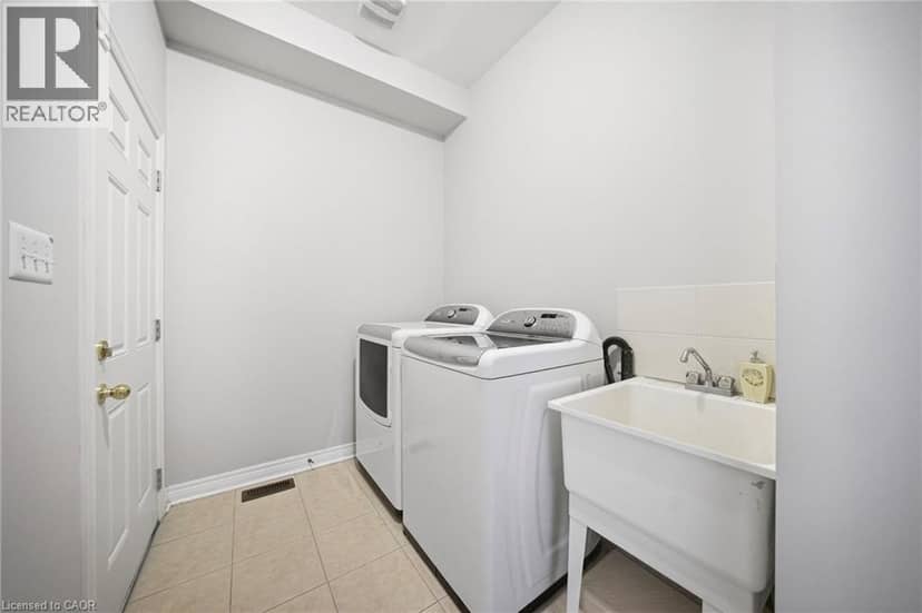 884 STOUTT Crescent — photo 17 of 40