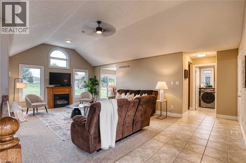 635 RIVERVIEW Drive — photo 8 of 40