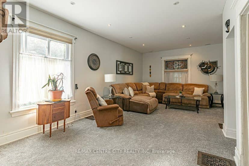 61 Alma Street — photo 8 of 40