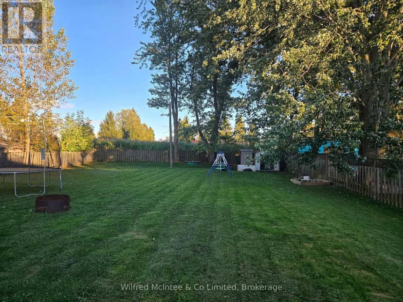 131 Clyde Street — photo 9 of 9