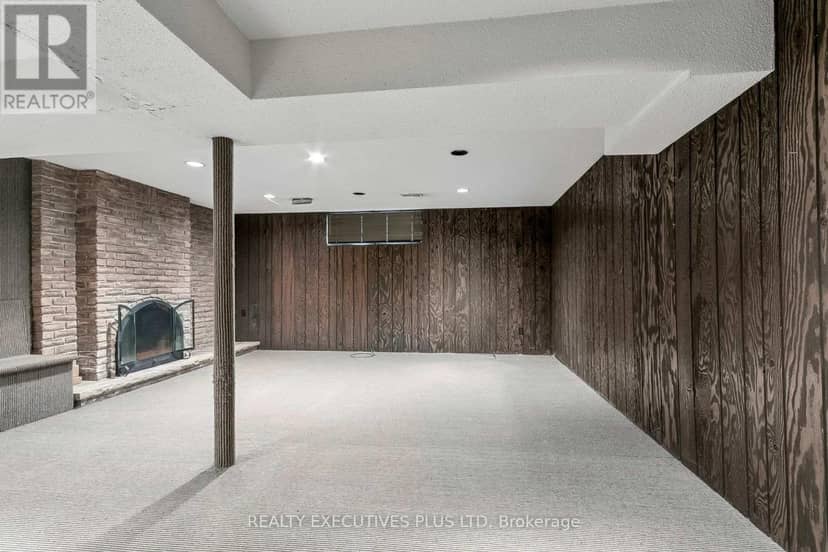 12 Mandel Crescent — photo 27 of 38