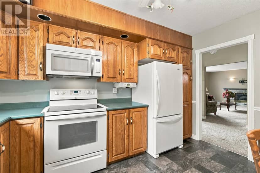 43 Glendale Avenue — photo 10 of 35