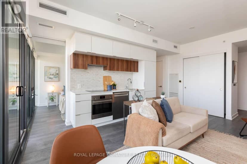 2805 - 185 Roehampton Avenue — photo 8 of 39