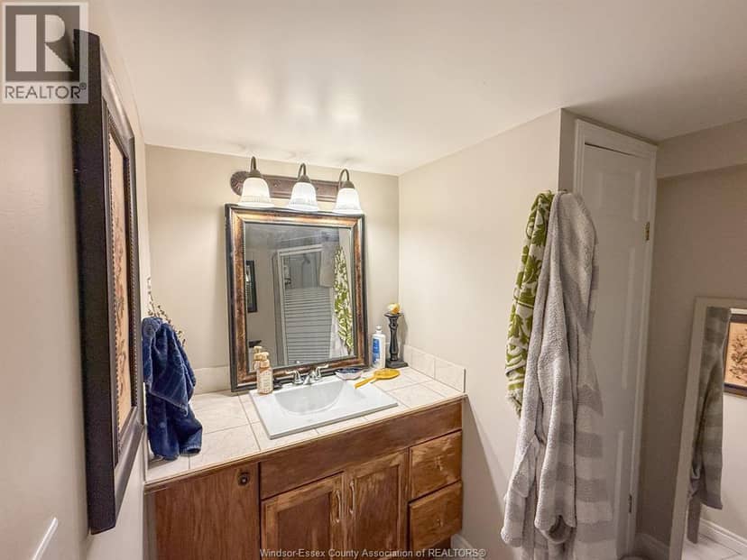 1087 Marentette — photo 40 of 40