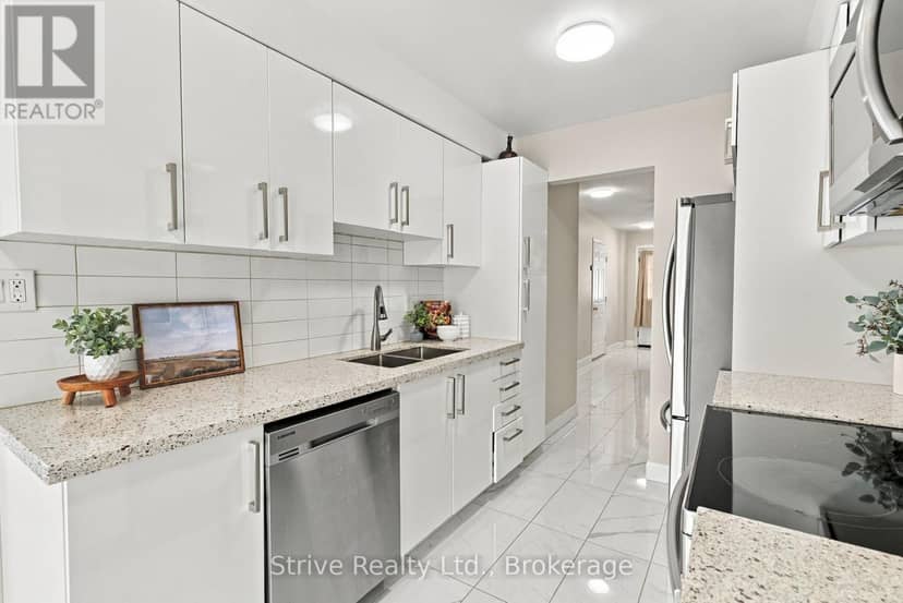 174 - 10 Bassett Boulevard E — photo 16 of 38