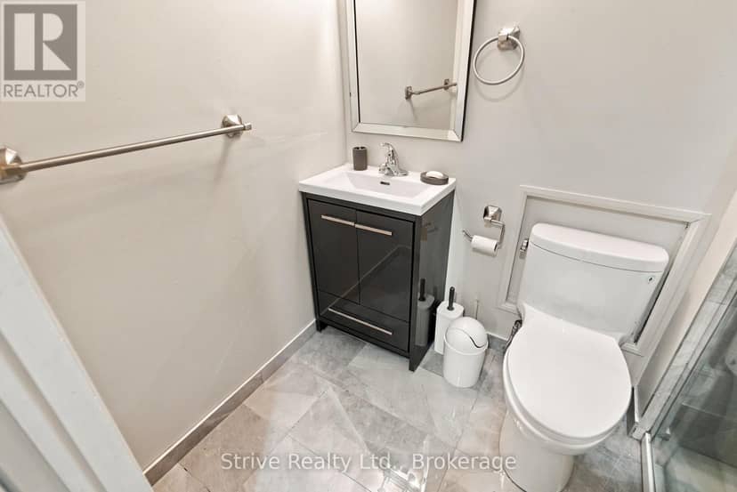 174 - 10 Bassett Boulevard E — photo 34 of 38