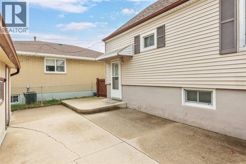748 Alexander STREET — photo 4 of 25