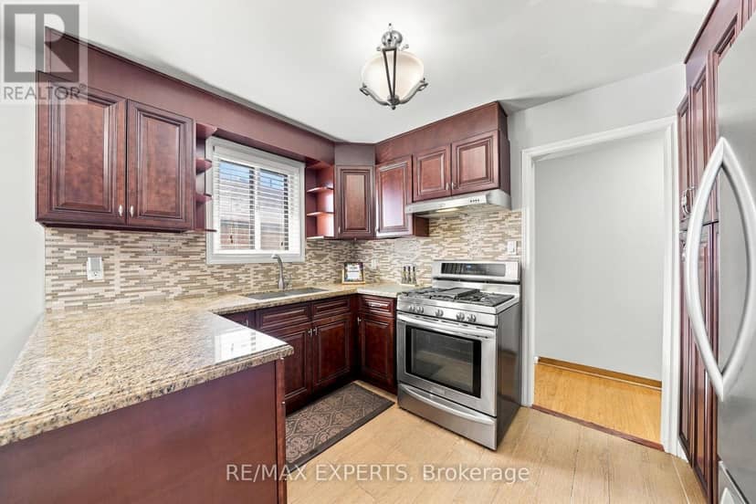 12 Paradelle Crescent — photo 13 of 40