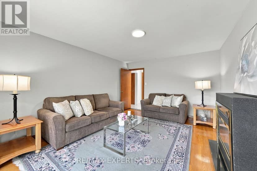 12 Paradelle Crescent — photo 23 of 40
