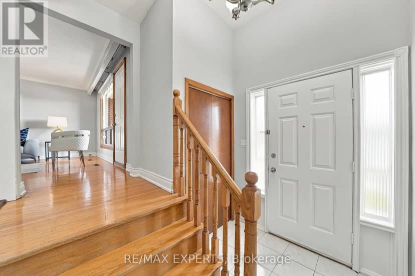 12 Paradelle Crescent — photo 4 of 40