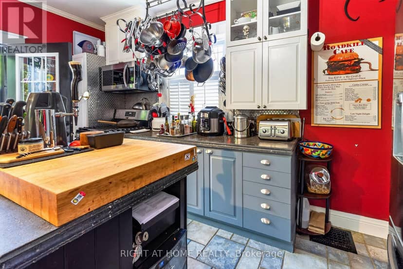 327 Wellington Street — photo 14 of 40