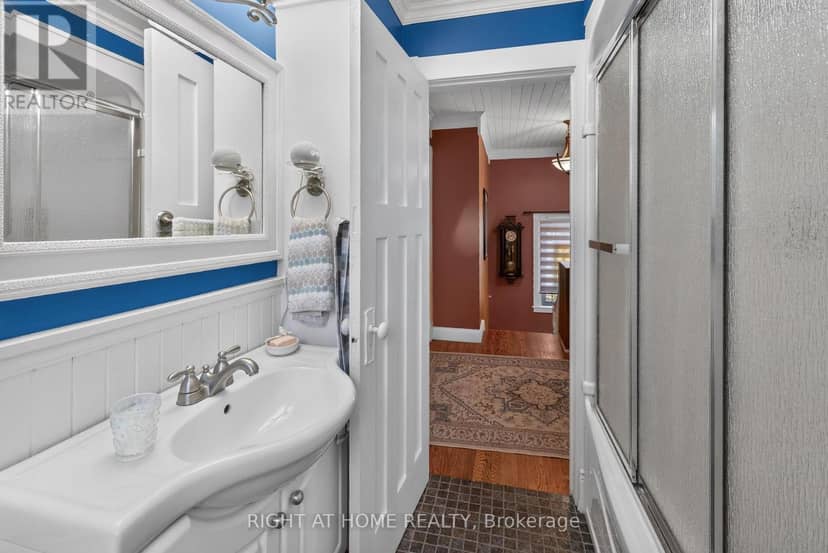 327 Wellington Street — photo 21 of 40