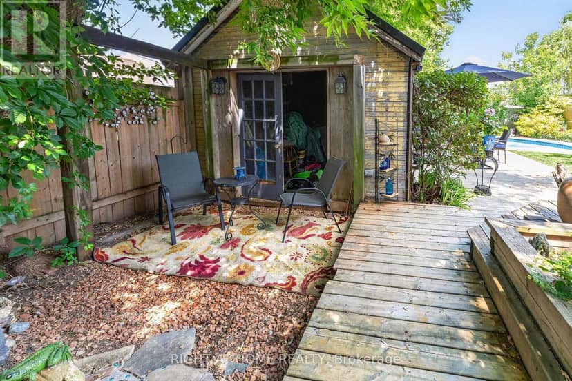 327 Wellington Street — photo 37 of 40