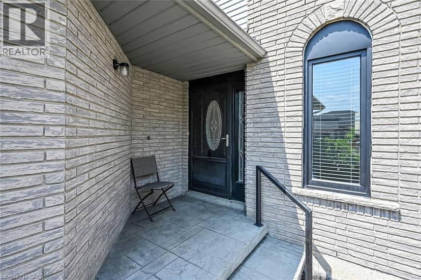 21 SPRINGGARDEN Crescent — photo 3 of 40