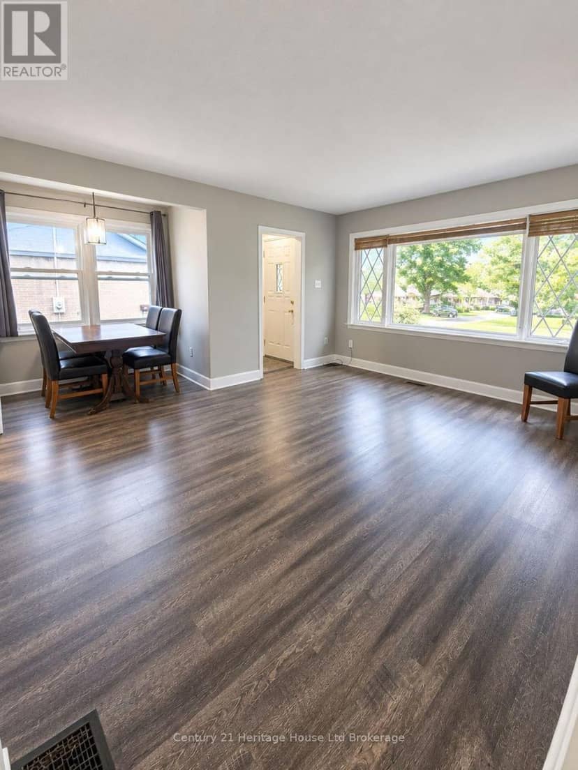 821 Wilton Crescent — photo 13 of 37