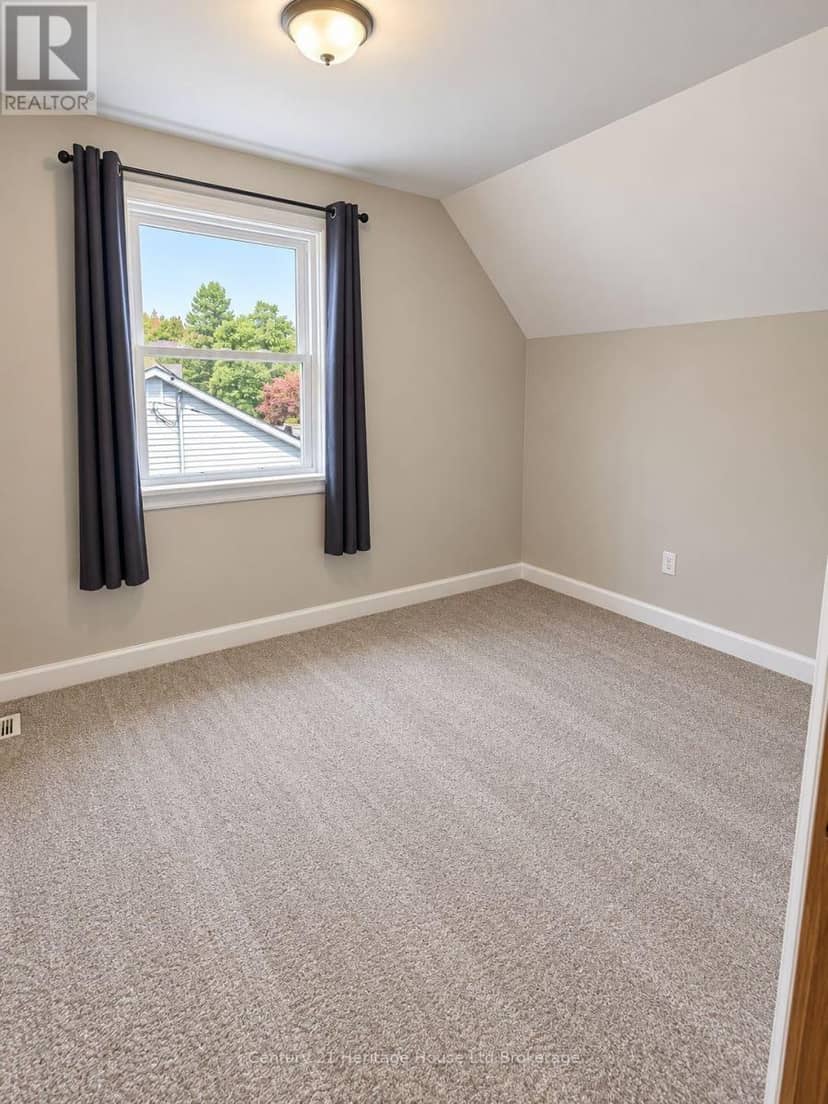 821 Wilton Crescent — photo 28 of 37