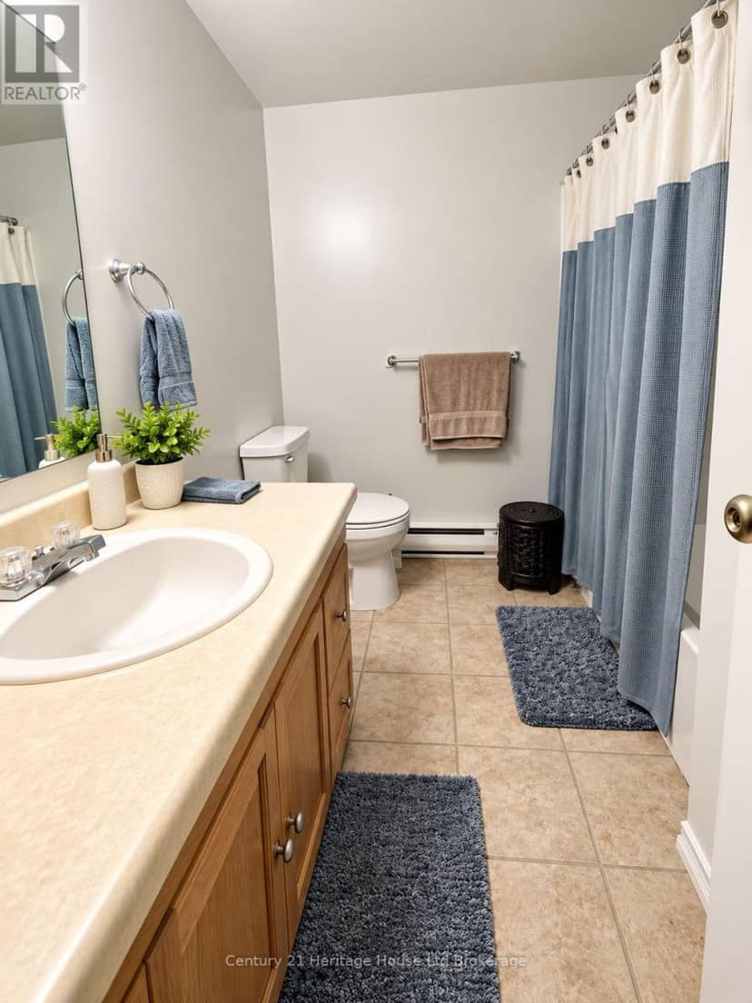 17 - 133 Bay Street — photo 9 of 12