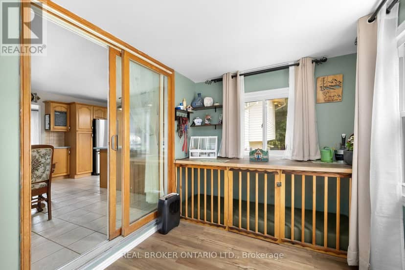 23 Louise Crescent — photo 12 of 36