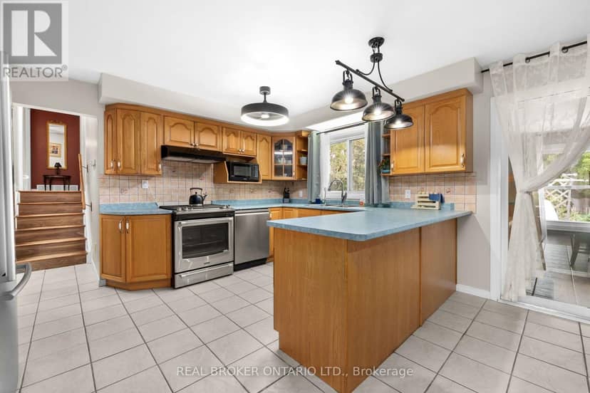 23 Louise Crescent — photo 8 of 36