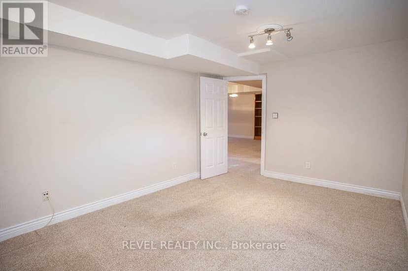 16 Bradbury Crescent — photo 23 of 37