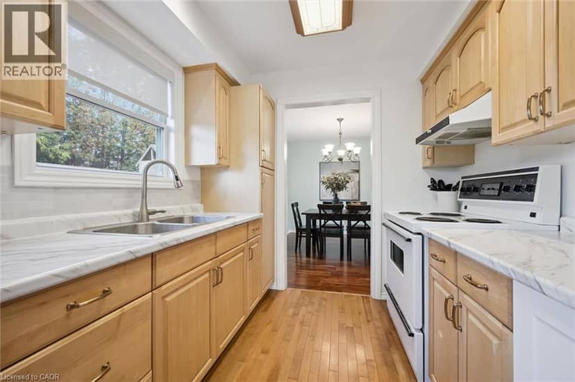 143 HILLBROOK Crescent — photo 11 of 40