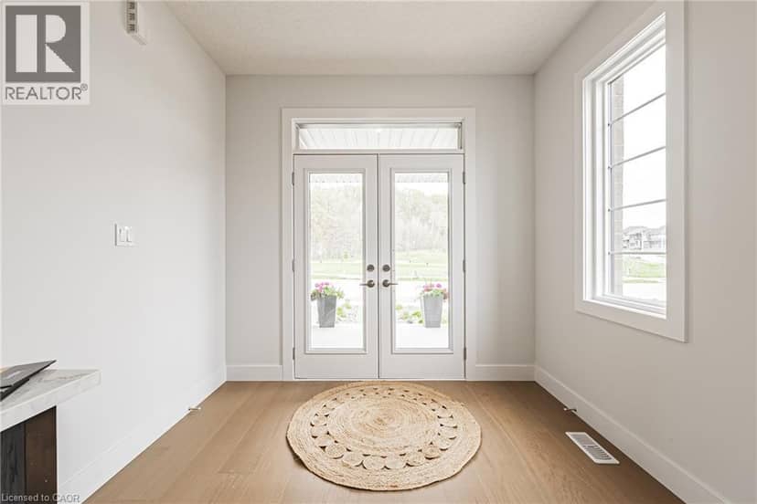 546 BENNINGER Drive, Kitchener, photo 2