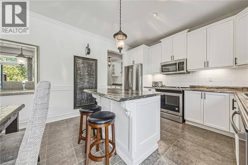 37 LAMBERT Crescent — photo 11 of 40
