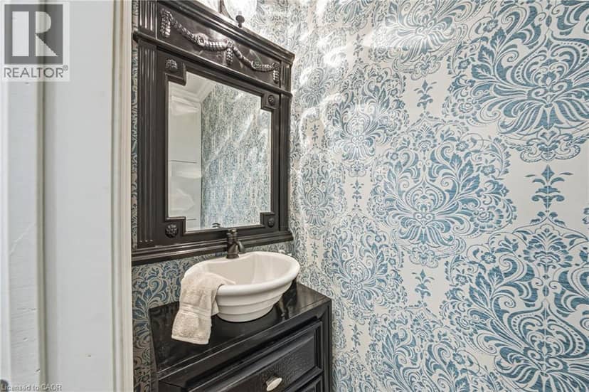 37 LAMBERT Crescent — photo 17 of 40