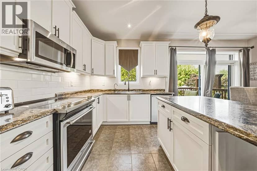 37 LAMBERT Crescent — photo 13 of 40