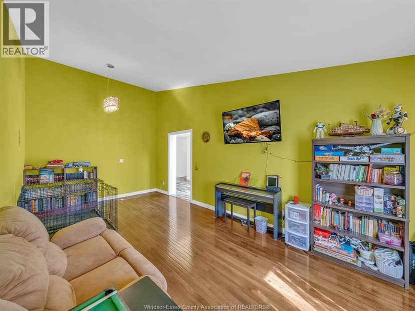 1098 Stoneybrook Crescent — photo 33 of 40