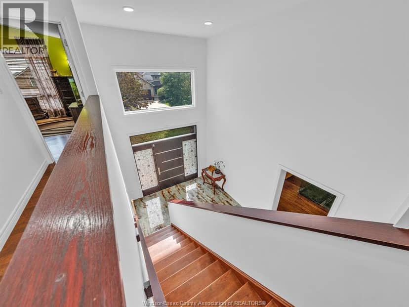 1098 Stoneybrook Crescent — photo 19 of 40
