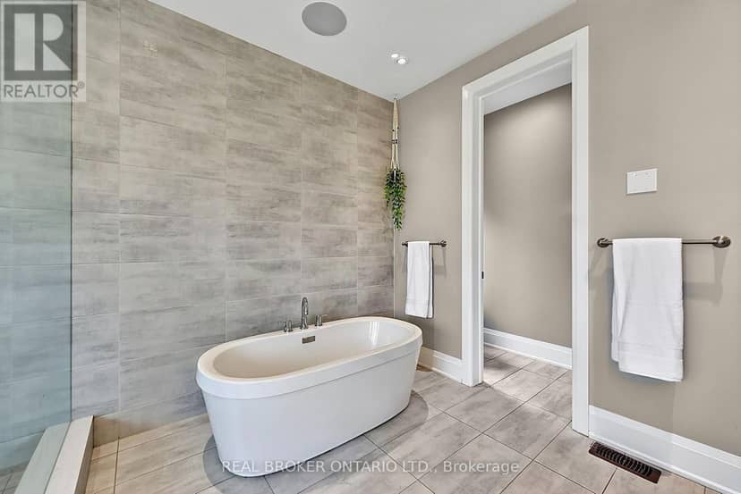 64 Manor Glen Crescent — photo 26 of 40