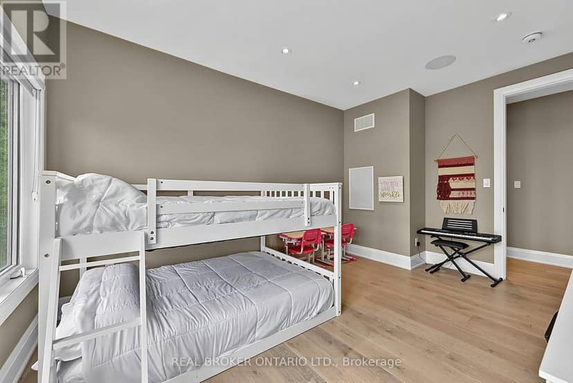 64 Manor Glen Crescent — photo 29 of 40