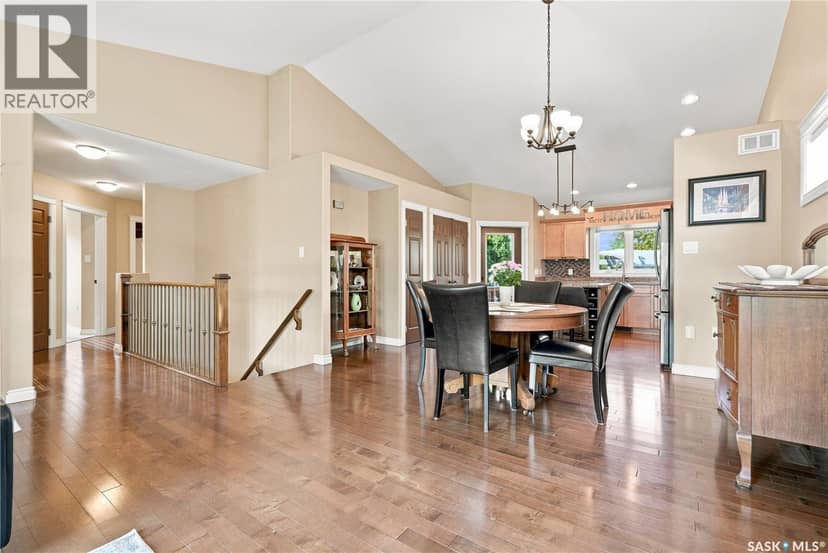 506 Antler CRESCENT — photo 11 of 40
