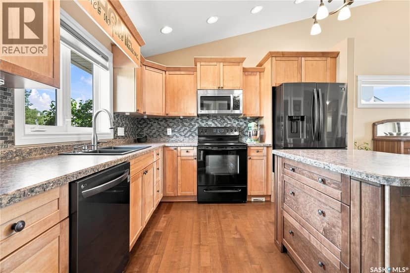 506 Antler CRESCENT — photo 15 of 40