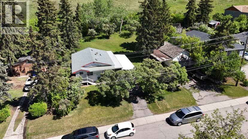 332 Third Street W, Cochrane, photo 2