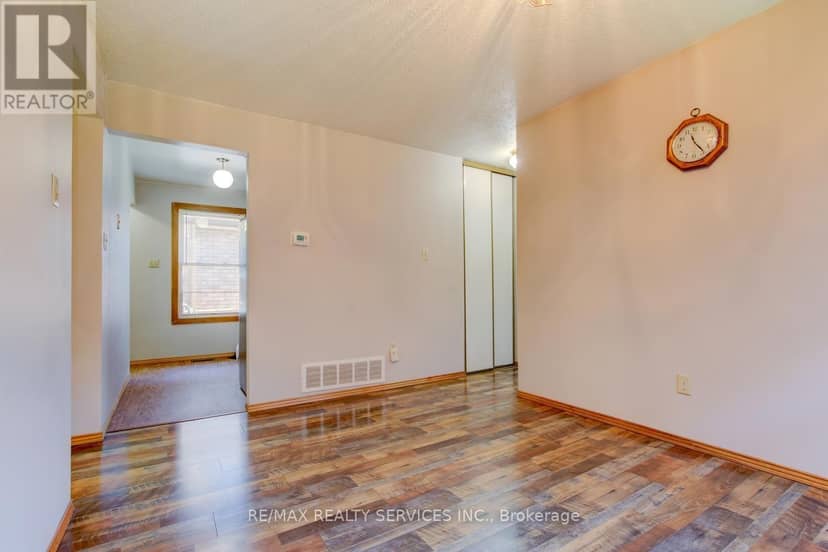 41 Greenleaf Crescent — photo 11 of 40