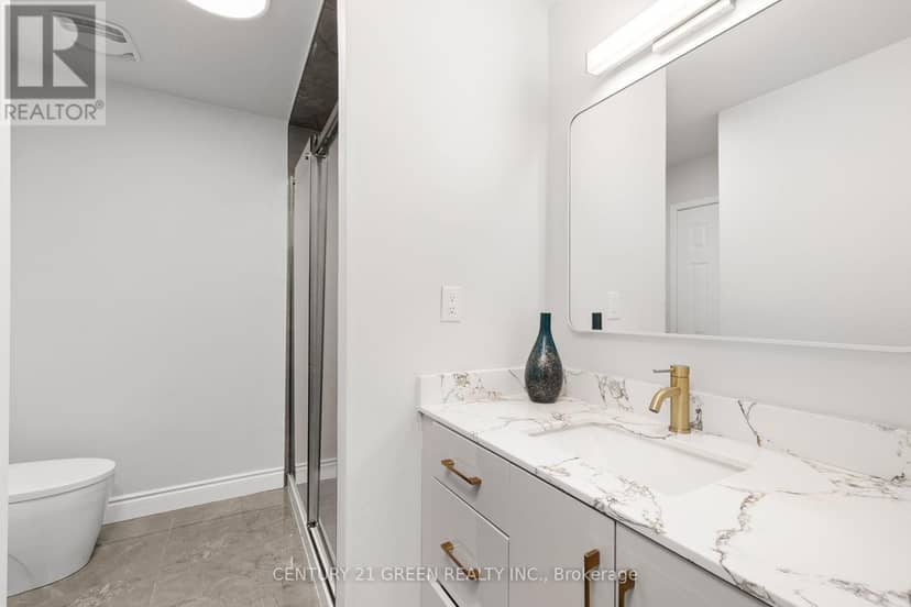 15 Lady Stewart Boulevard — photo 17 of 33
