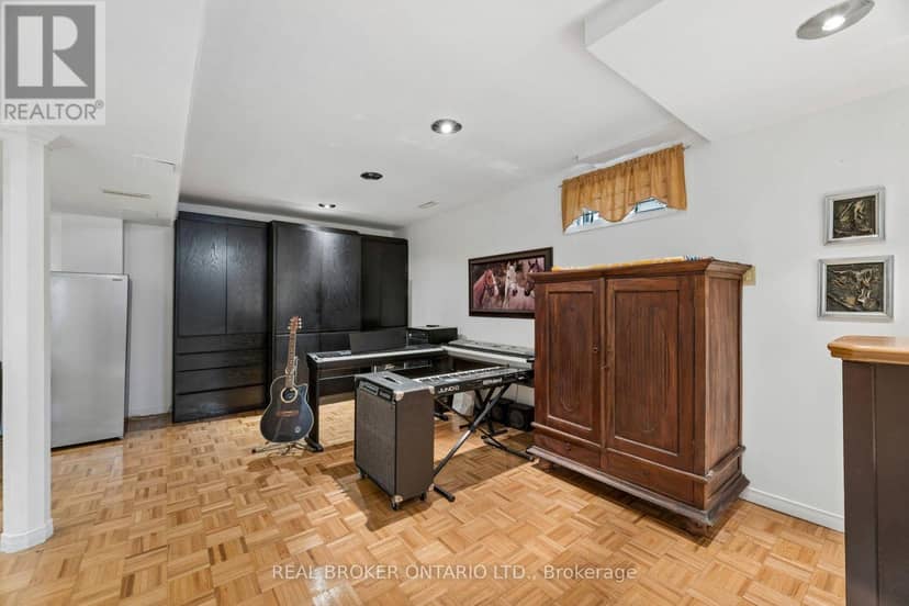 22 Ravenscroft Road — photo 37 of 40