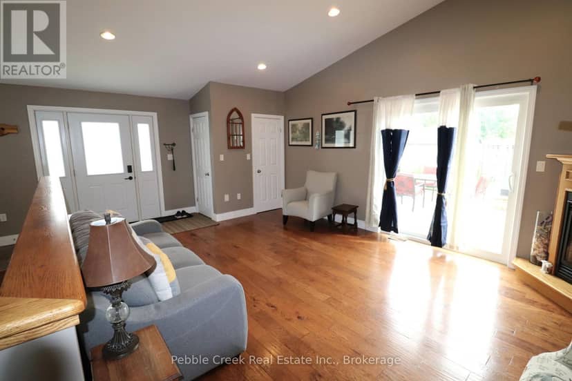 206 Picton Street E — photo 7 of 40